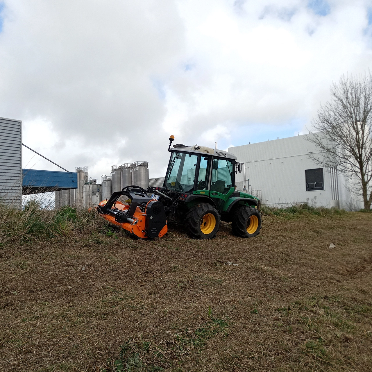 Tracteur de pente - Défrichage Tracteur de pente - Défrichage